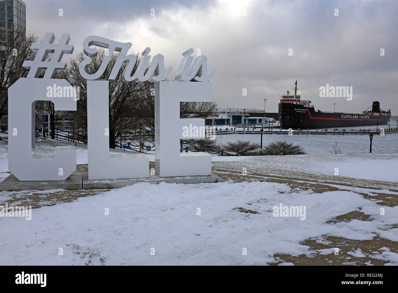 Cleveland, Ohio, USA, 21st January, 2019.  Remnants of winter storm Harper fill the snow-covered Northcoast Harbor on the shores of Lake Erie in Cleveland, Ohio, USA.  The cold weather following the snowstorm contributes to the lakefront being void of people as the record-breaking low temperatures are keeping people indoors.  Credit: Mark Kanning/Alamy Live News. Stock Photo