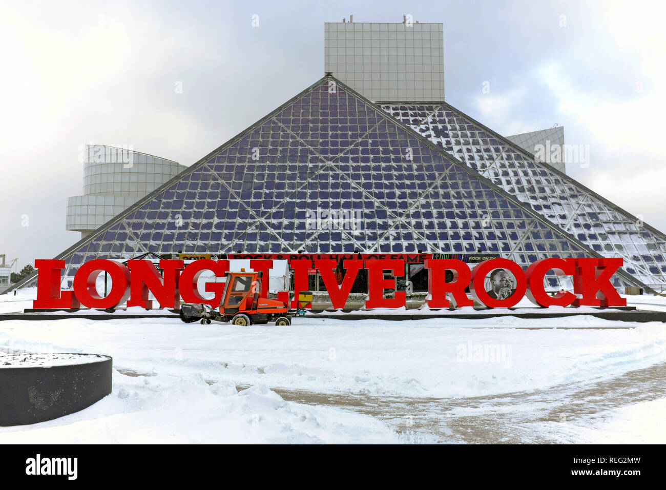 Cleveland, Ohio, USA, 21st January, 2019.  Snow from winter storm Harper is cleared in front of the Rock and Roll Hall of Fame and Museum in preparation for Martin Luther King Day activities.  Credit: Mark Kanning/Alamy Live News. Stock Photo