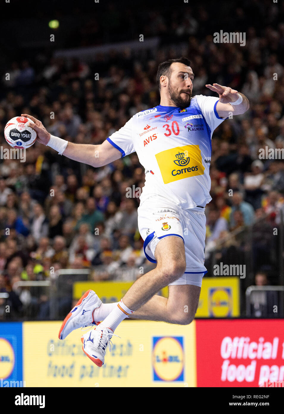 Cologne, Germany. 21st January 2019.  Handball: WM, Spain - Brazil, main round, group 1, 2nd matchday. Spain's Gedeon Guardiola starts the litter. Photo: Marius Becker/dpa Credit: dpa picture alliance/Alamy Live News Stock Photo