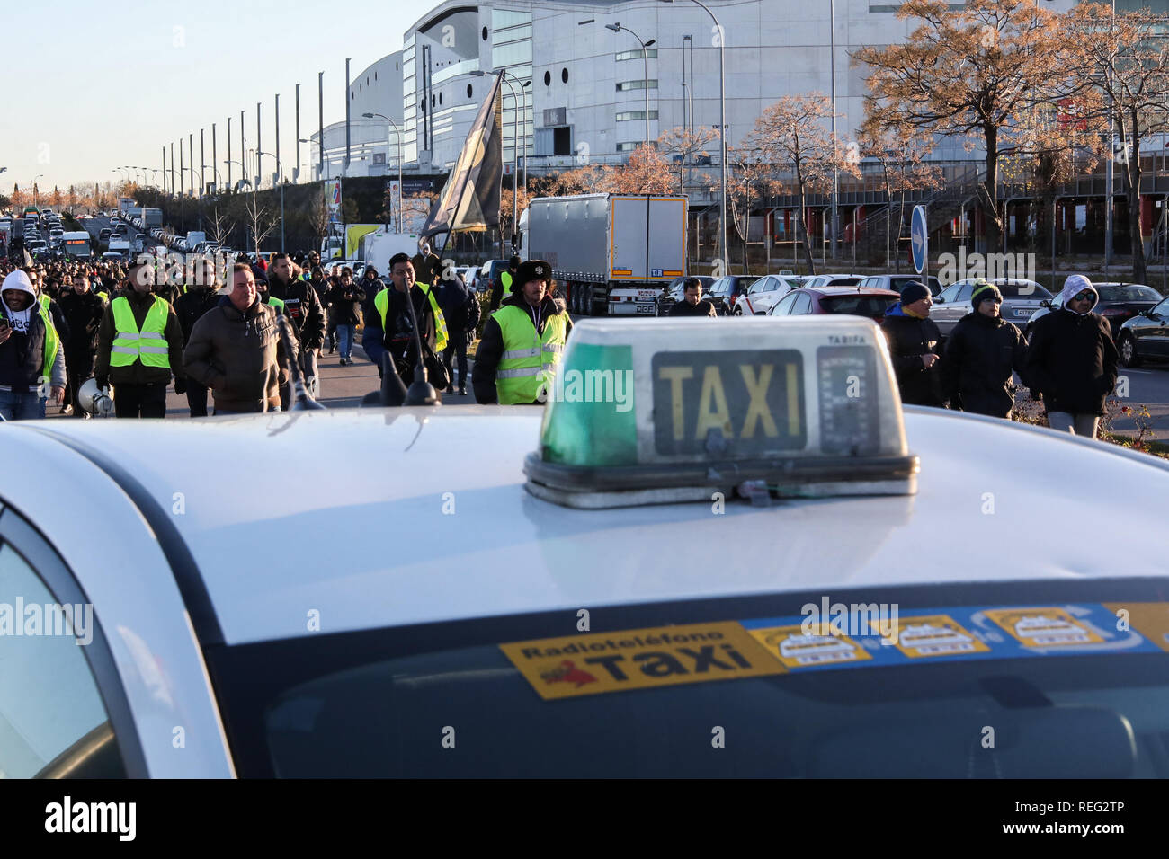 Madrid, Spain. 21st Jan, 2019. Protesters approaching the M-11. In Madrid, they have now cut the M-11 near Ifema, in both directions. The taxi drivers from Madrid, who have started a strike on Monday, have announced that they maintain the indefinite strike after reaching no pre-agreement with the president of the Community of Madrid. Credit: Jesús Hellin/Alamy Live News Stock Photo