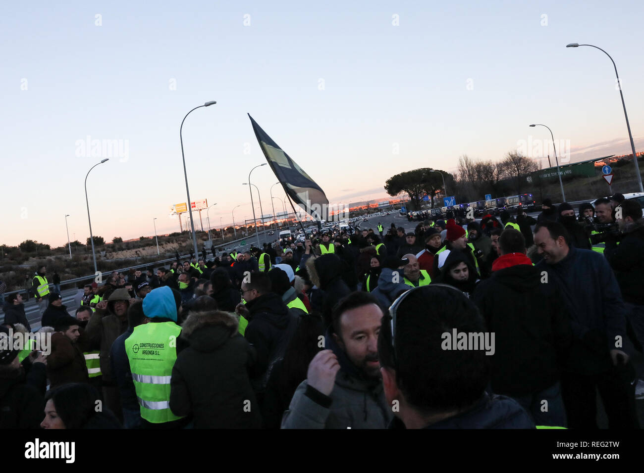 Madrid, Spain. 21st Jan, 2019. The protesters managed to cut the M-11 direction to Madrid. In Madrid, they have now cut the M-11 near Ifema, in both directions. The taxi drivers from Madrid, who have started a strike on Monday, have announced that they maintain the indefinite strike after reaching no pre-agreement with the president of the Community of Madrid. Credit: Jesús Hellin/Alamy Live News Stock Photo