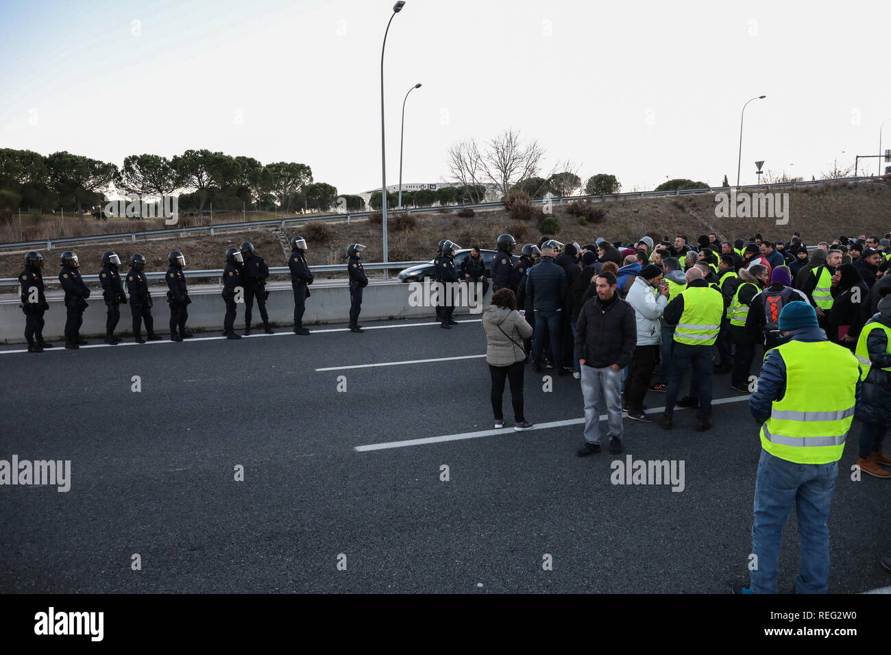 Madrid, Spain. 21st Jan, 2019. The police try to get the demonstrators to release the M-11. In Madrid, they have now cut the M-11 near Ifema, in both directions. The taxi drivers from Madrid, who have started a strike on Monday, have announced that they maintain the indefinite strike after reaching no pre-agreement with the president of the Community of Madrid. Credit: Jesús Hellin/Alamy Live News Stock Photo