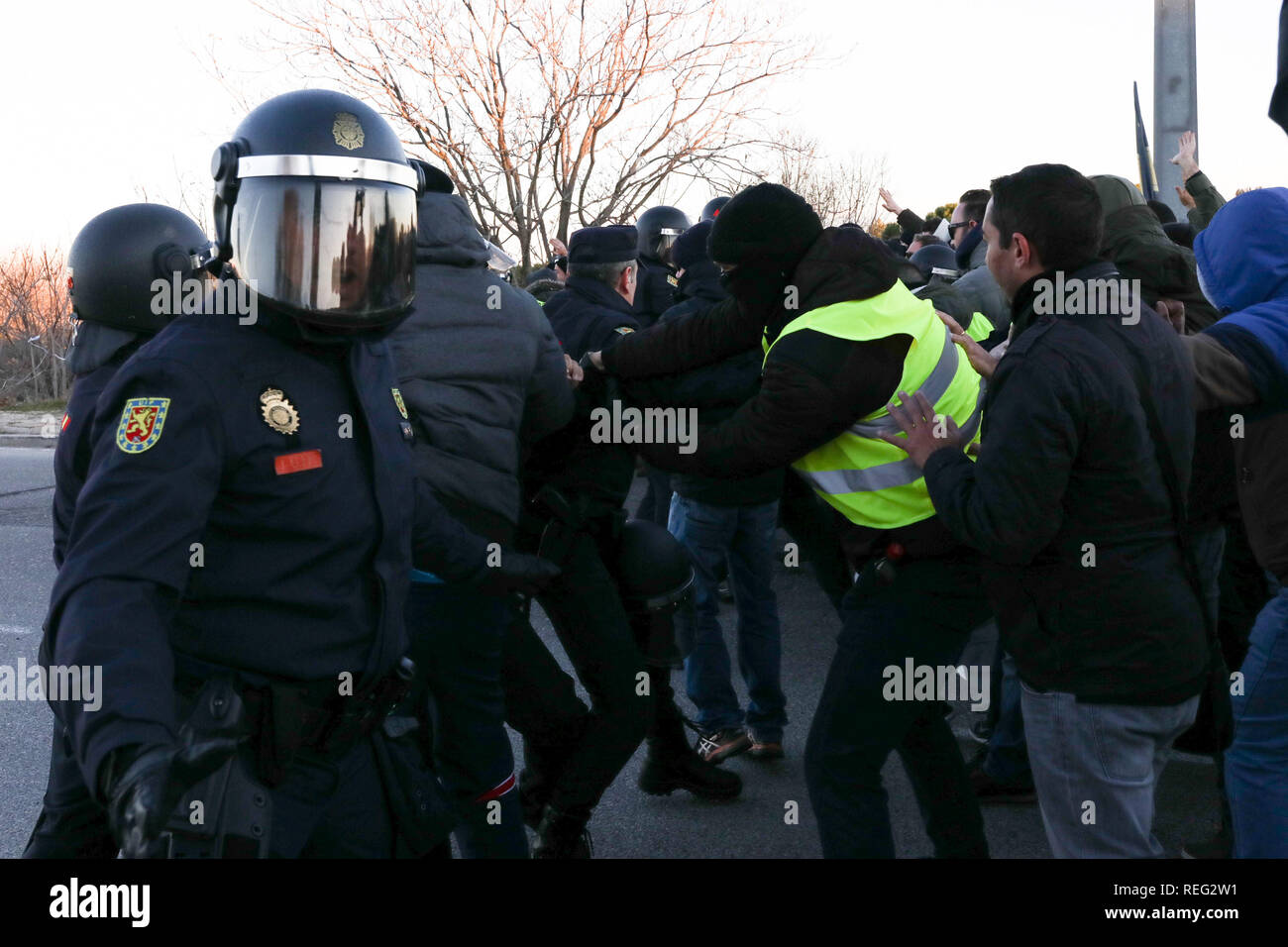 Madrid, Spain. 21st Jan, 2019. The protesters try to break the police barrier and there is pushing. In Madrid, they have now cut the M-11 near Ifema, in both directions. The taxi drivers from Madrid, who have started a strike on Monday, have announced that they maintain the indefinite strike after reaching no pre-agreement with the president of the Community of Madrid. Credit: Jesús Hellin/Alamy Live News Stock Photo