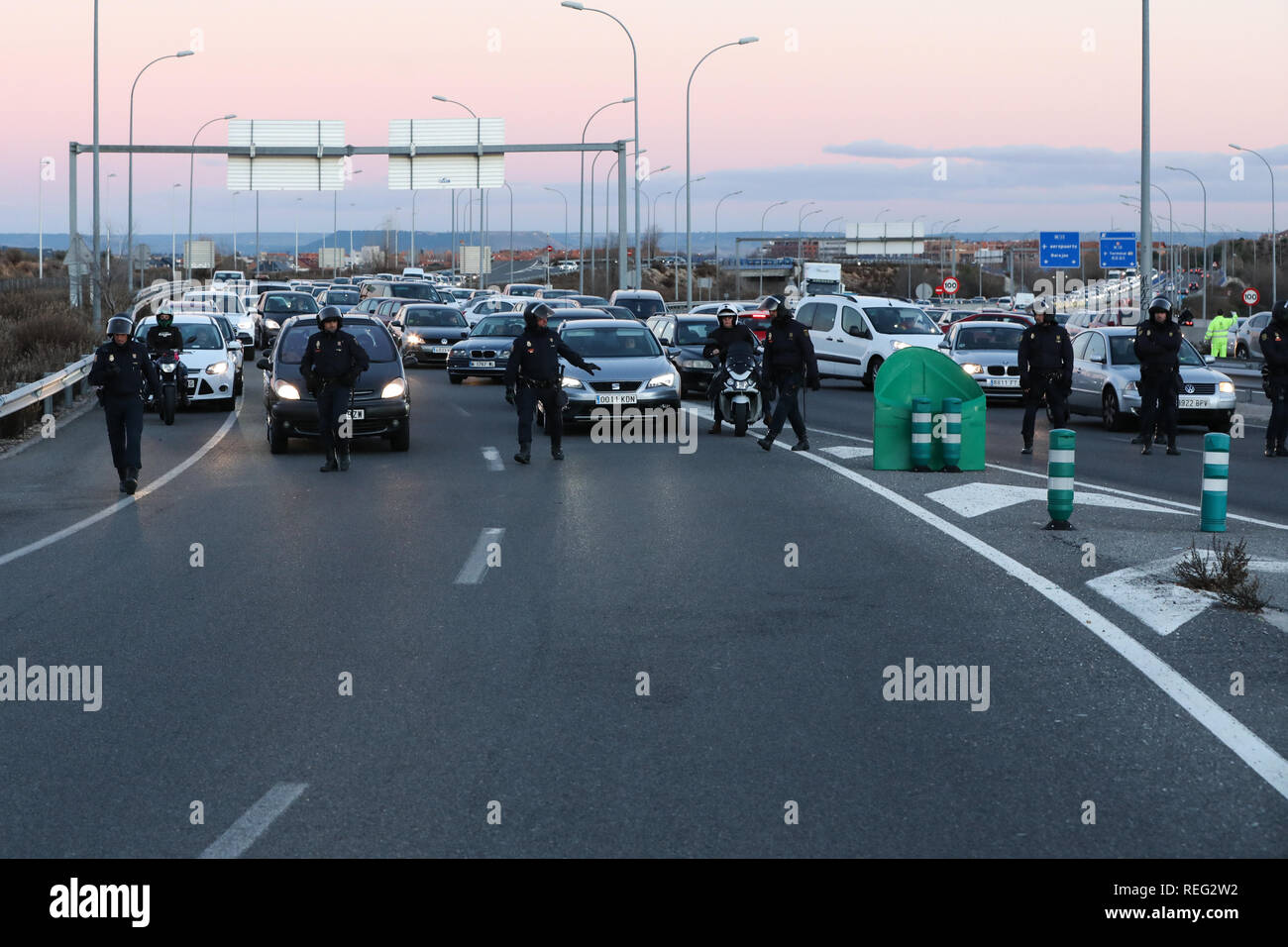 Madrid, Spain. 21st Jan, 2019. The protesters free the road peacefully. In Madrid, they have now cut the M-11 near Ifema, in both directions. The taxi drivers from Madrid, who have started a strike on Monday, have announced that they maintain the indefinite strike after reaching no pre-agreement with the president of the Community of Madrid. Credit: Jesús Hellin/Alamy Live News Stock Photo
