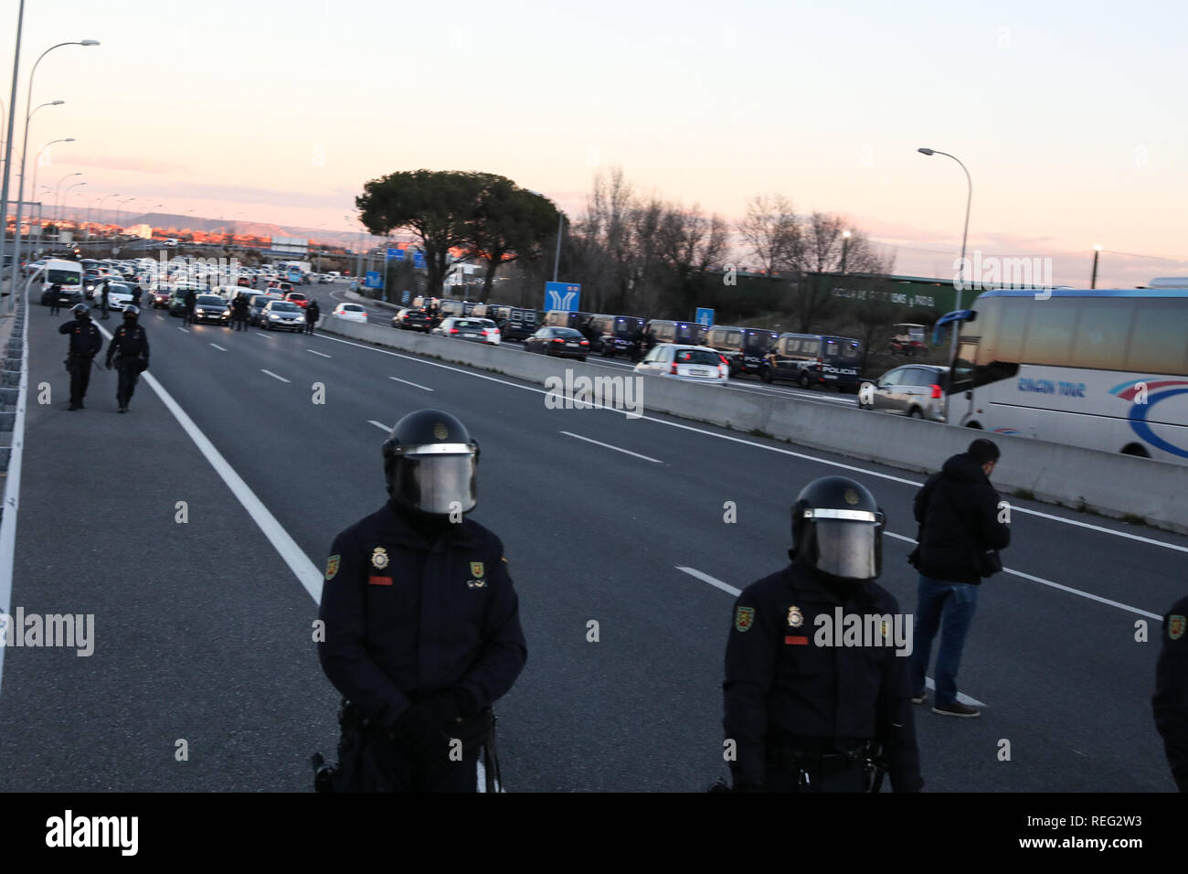 Madrid, Spain. 21st Jan, 2019. The police try to get the demonstrators to release the M-11. In Madrid, they have now cut the M-11 near Ifema, in both directions. The taxi drivers from Madrid, who have started a strike on Monday, have announced that they maintain the indefinite strike after reaching no pre-agreement with the president of the Community of Madrid. Credit: Jesús Hellin/Alamy Live News Stock Photo