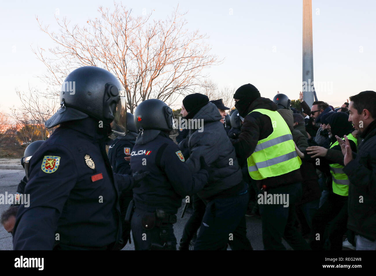 Madrid, Spain. 21st Jan, 2019. The protesters try to break the police barrier and there is pushing. In Madrid, they have now cut the M-11 near Ifema, in both directions. The taxi drivers from Madrid, who have started a strike on Monday, have announced that they maintain the indefinite strike after reaching no pre-agreement with the president of the Community of Madrid. Credit: Jesús Hellin/Alamy Live News Stock Photo