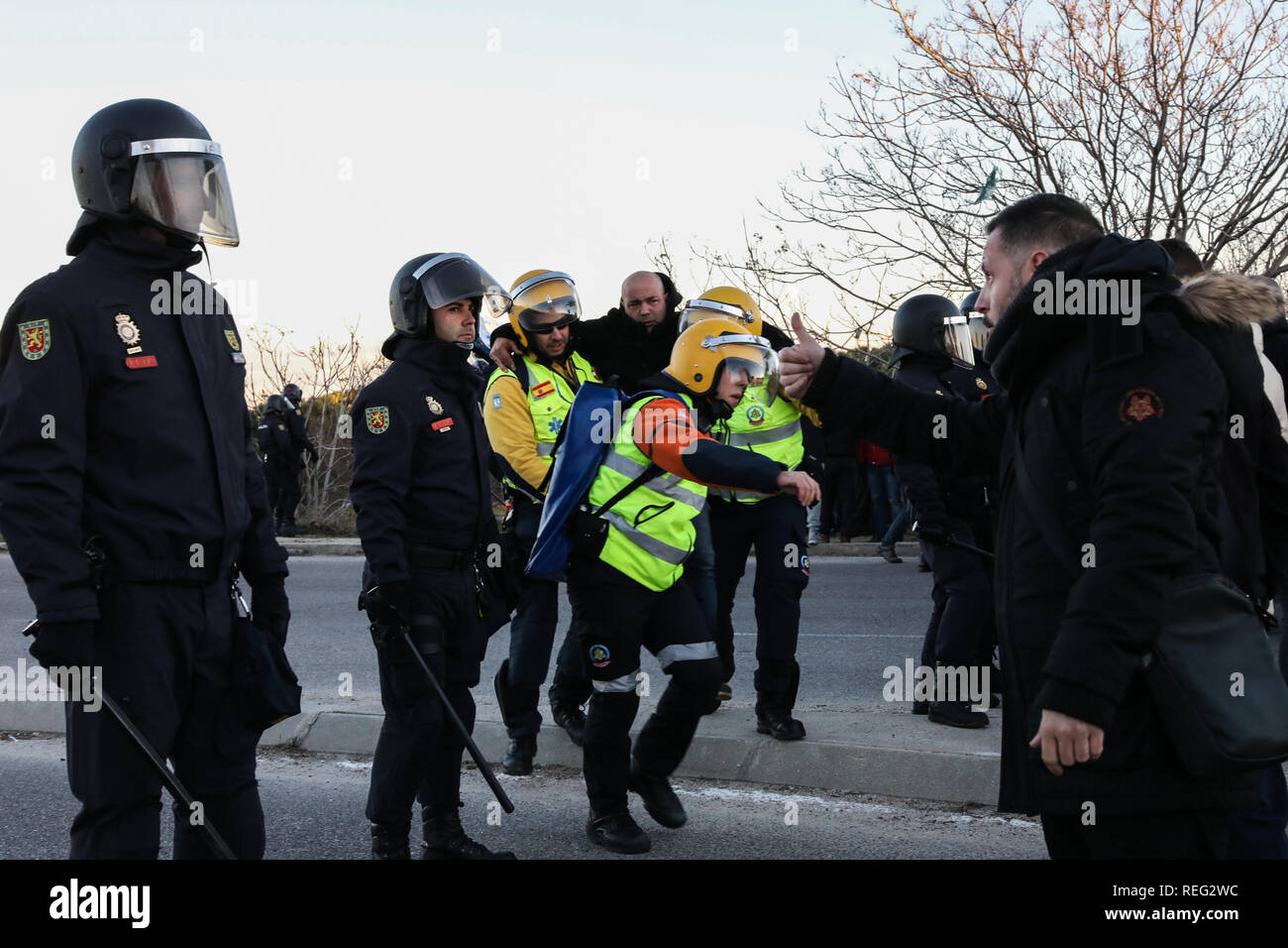 Madrid, Spain. 21st Jan, 2019. There is a protester who has had to be seen by the medical team. In Madrid, they have now cut the M-11 near Ifema, in both directions. The taxi drivers from Madrid, who have started a strike on Monday, have announced that they maintain the indefinite strike after reaching no pre-agreement with the president of the Community of Madrid. Credit: Jesús Hellin/Alamy Live News Stock Photo