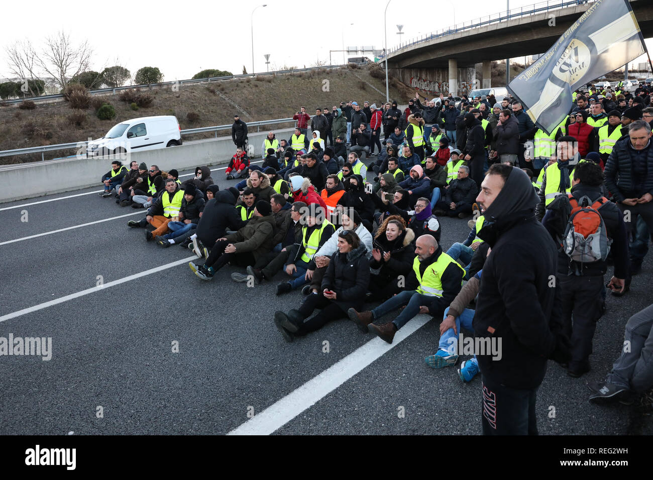Madrid, Spain. 21st Jan, 2019. The protesters sitting on the road cutting the traffic of vehicles. In Madrid, they have now cut the M-11 near Ifema, in both directions. The taxi drivers from Madrid, who have started a strike on Monday, have announced that they maintain the indefinite strike after reaching no pre-agreement with the president of the Community of Madrid. Credit: Jesús Hellin/Alamy Live News Stock Photo