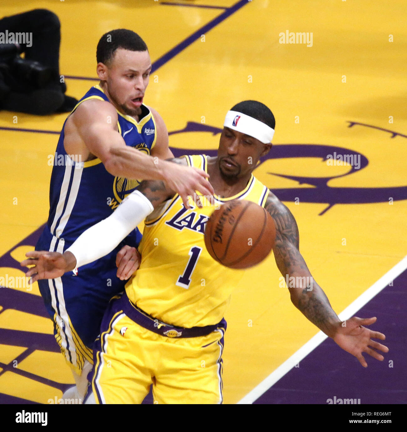 Los Angeles, California, USA. 21st Jan, 2019. Golden State Warriors' Stephen Curry (30) and Los Angeles Lakers' Kentavious Caldwell-Pope (1) battle for a ball during an NBA basketball game between Los Angeles Lakers and Golden State Warriors Monday, Jan. 21, 2019, in Los Angeles. Credit: Ringo Chiu/ZUMA Wire/Alamy Live News Stock Photo