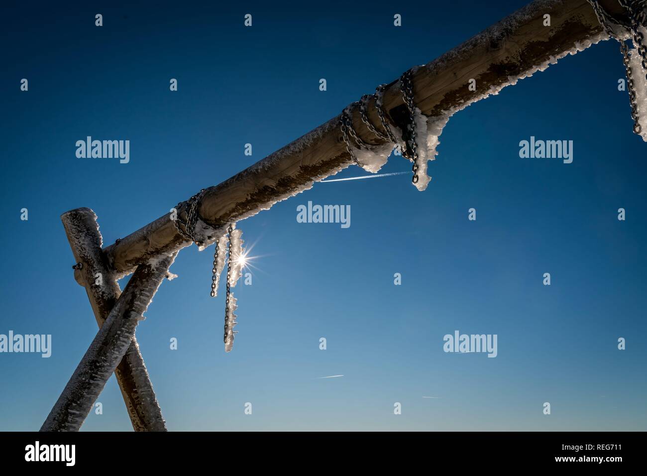 Braunlage, Deutschland. 20th Jan, 2019. 20.01.2019, Winter impression with a iced gesturell of a swing against a blue sky in sunshine on the Wurmberg in Braunlage. | usage worldwide Credit: dpa/Alamy Live News Stock Photo