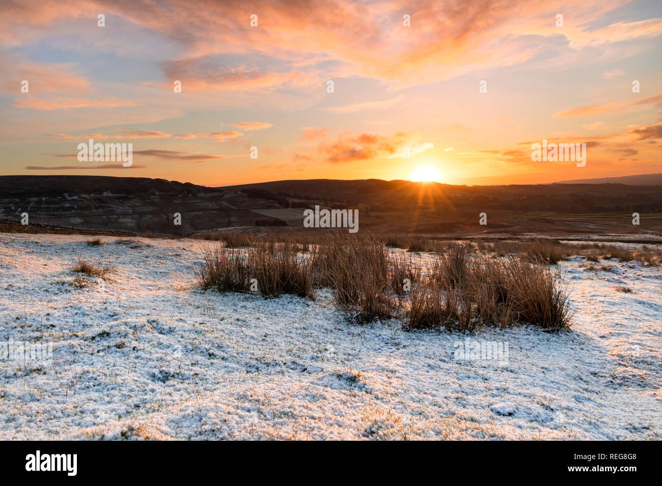 Teesdale, County Durham, UK.  Tuesday 22nd January 2019. UK Weather.  It was a cold, snowy but colourful start to the day as the sun rose over the North Pennines in County Durham. The forecast is for sunny spells and further snow showers, some of which could be heavy. Credit: David Forster/Alamy Live News Stock Photo