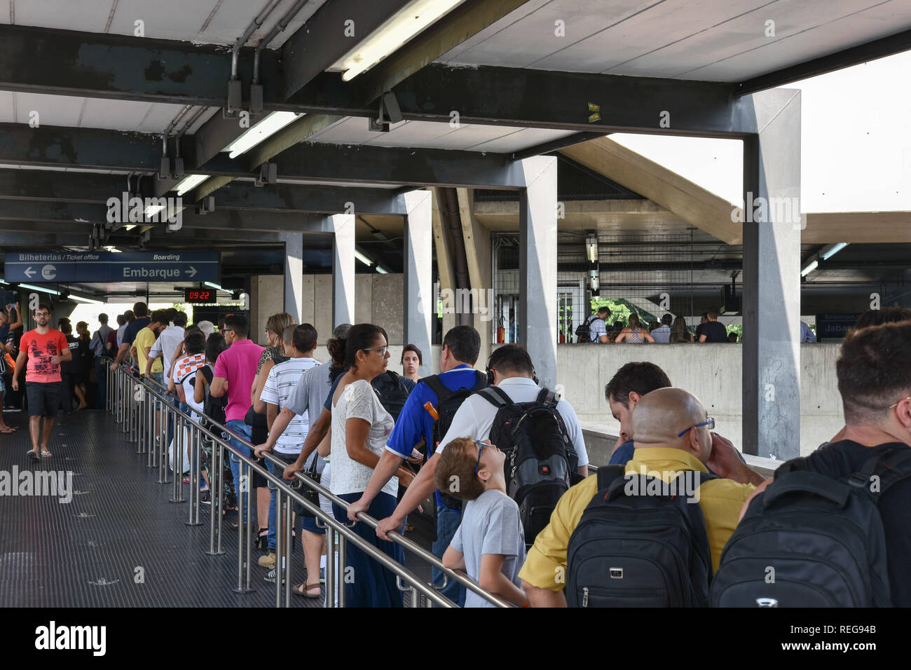 SÃO PAULO, SP - 22.01.2019: PROBLEMAS NO METRÔ DE SÃO PAULO - São Paulo Metro has problems this Tuesday morning, (22). In the photo users queue to enter the station Parada Inglesa. (Photo: Roberto Casimiro/Fotoarena) Stock Photo