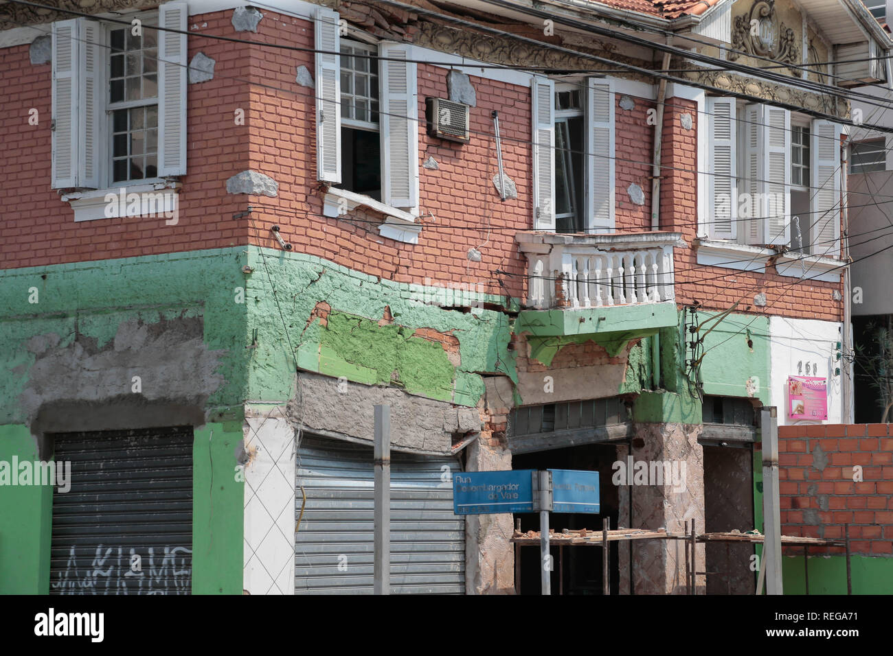 SP Sao Paulo 01/22/2019 Policeman foreclosed house in Av Pompeia with risk of collapse