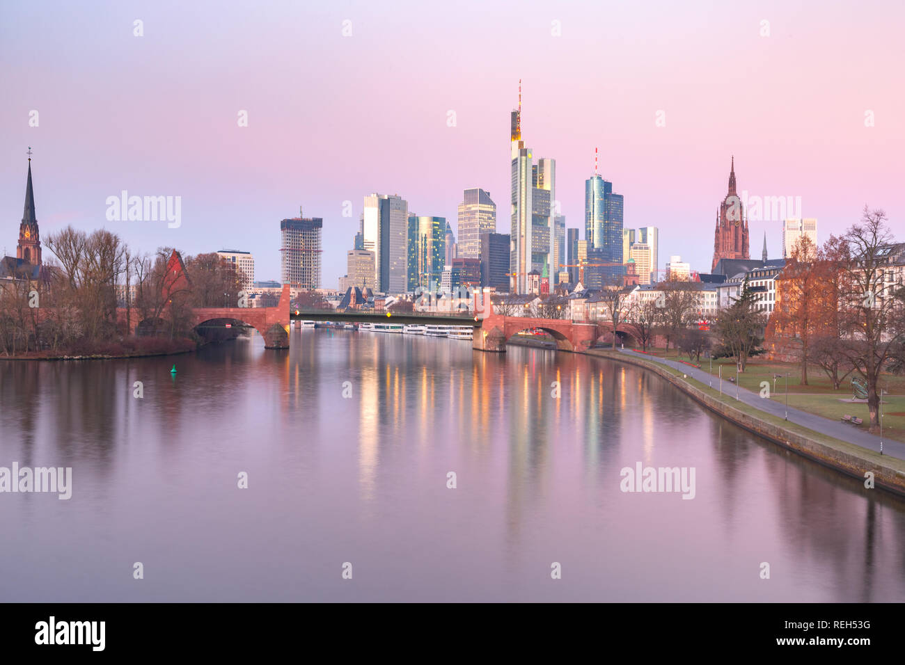 Embankment in frankfurt am hi-res stock photography and images - Alamy