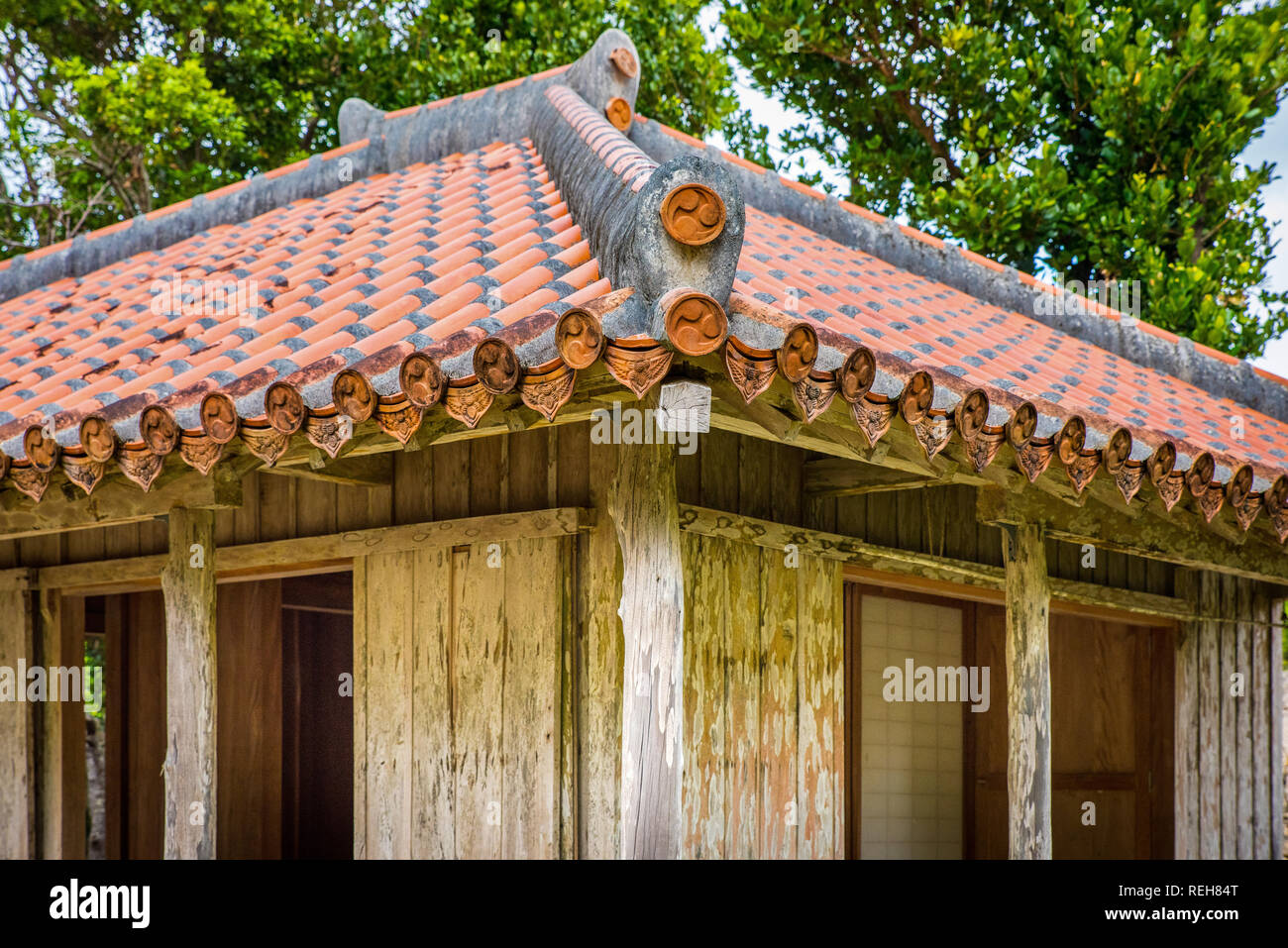 The roof of traditional okinawa houses hires stock photography and