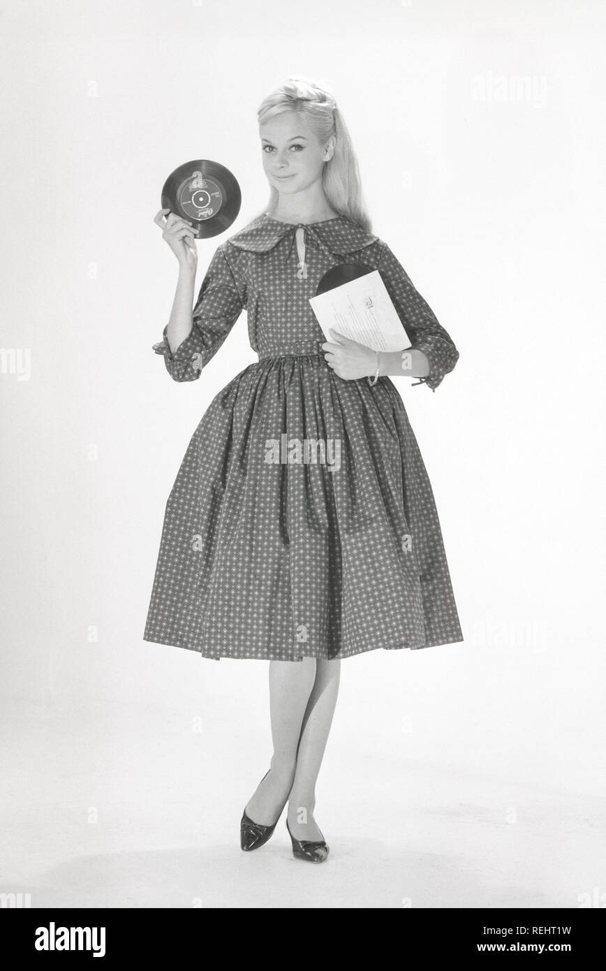 1950s fashion. A young woman in a typical 1950s dress. A wide skirt dress with a 50s patterened fabric.  Sweden 1950s. Photo Kristoffersson ref CO93-4 Stock Photo