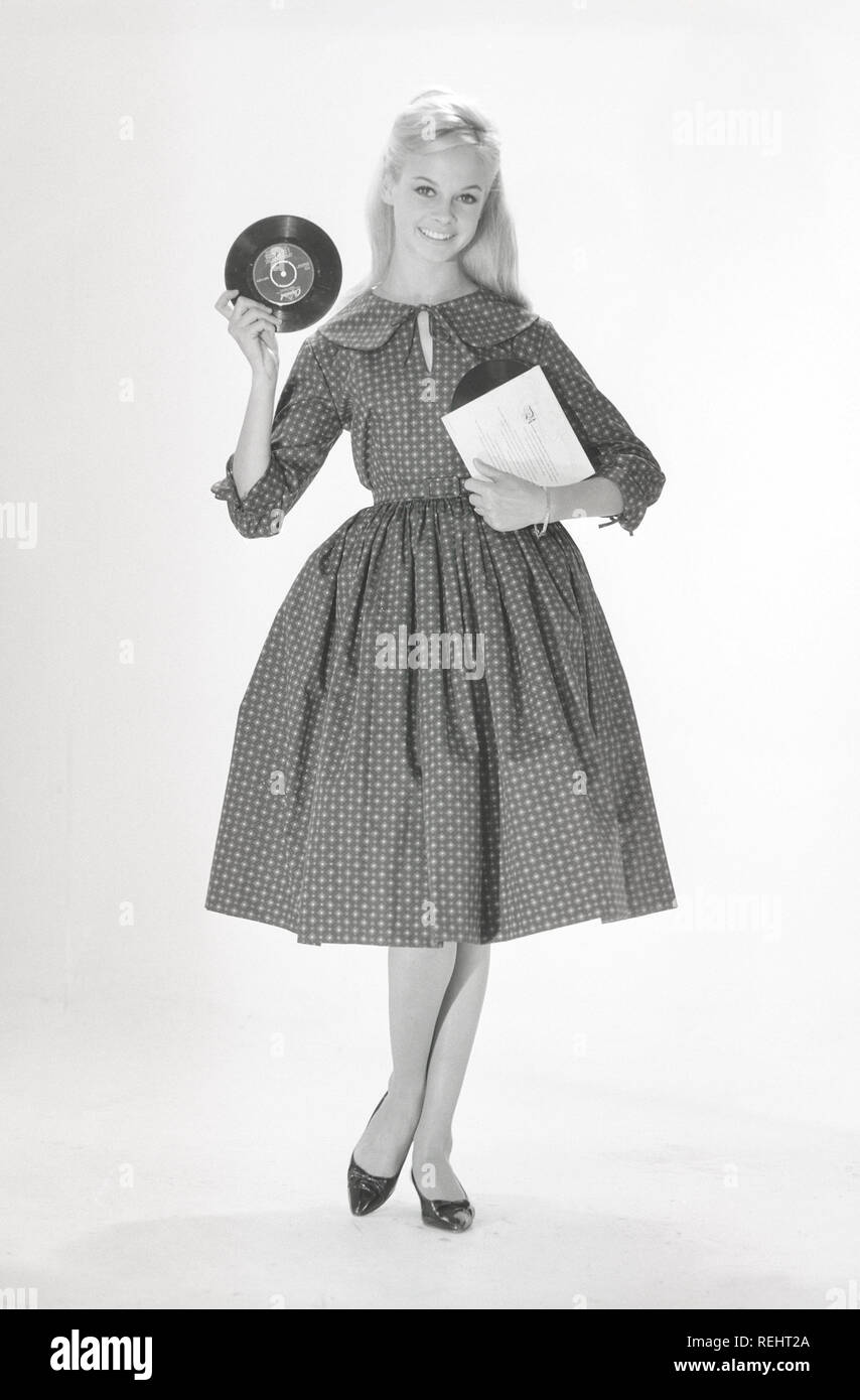 1950s fashion. A young woman in a typical 1950s dress. A wide skirt dress with a 50s patterened fabric.  Sweden 1950s. Photo Kristoffersson ref CO93-5 Stock Photo