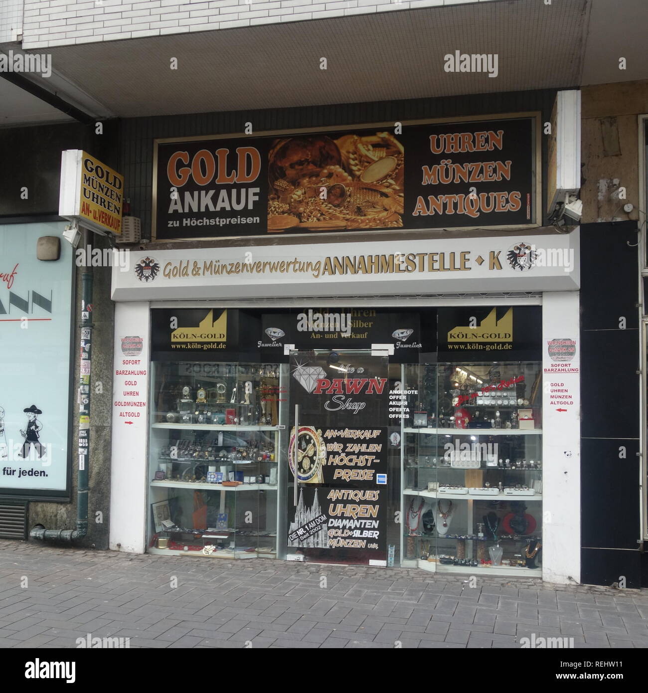 Köln-Gold by Ronny, a pawn shop and gold buyers on Unter Taschenmacher in Cologne, Germany. Stock Photo