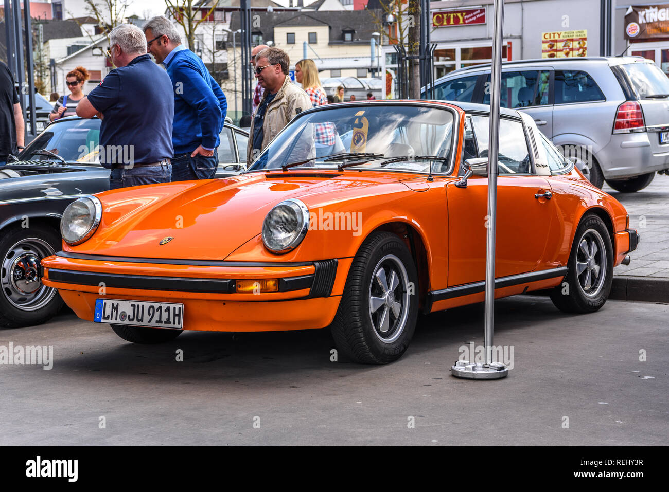ポルシェ 911targa orenge GERMANY, LIMBURG - APR 2017: orange PORSCHE 911 TARGA 1983