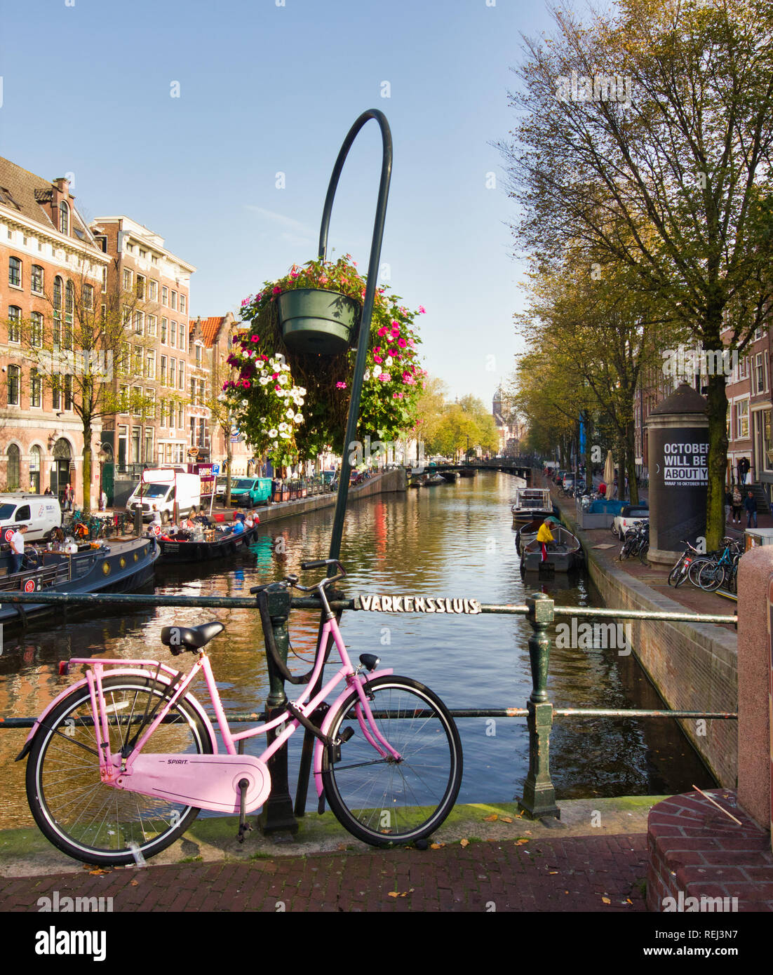 Pink sit up and beg bicycle on Varkenssluis (Varkens Lock, Pig Lock) bridge, Oudezijds Voorburgwal, Red Light District, Amsterdam, Holland, Europe Stock Photo