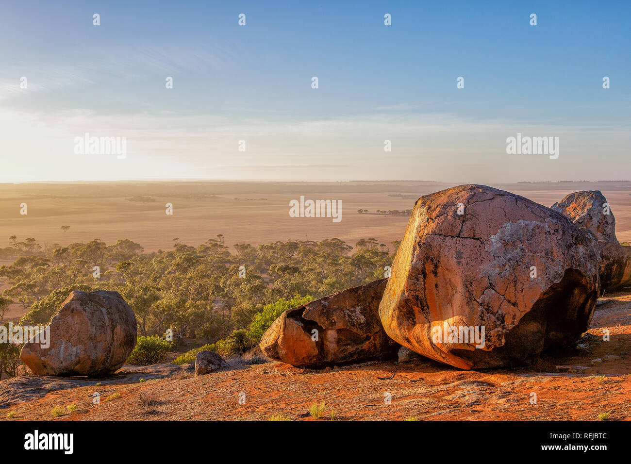 Sunrise with a view to the desert at Tcharkuldu Rock in South Australia - Down under Stock Photo