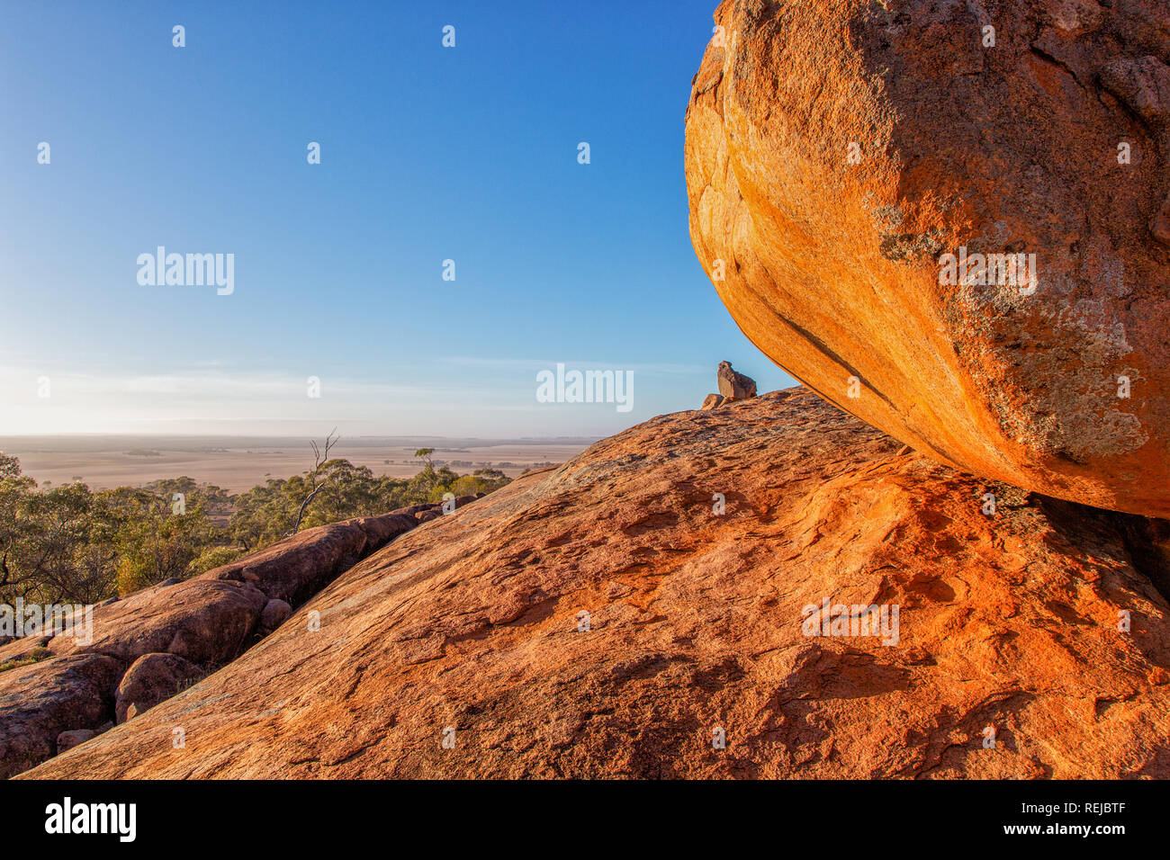 Sunrise with a view to the desert at Tcharkuldu Rock in South Australia - Down under Stock Photo