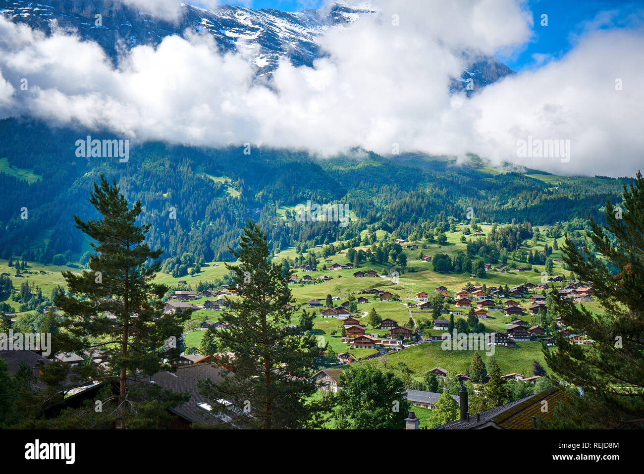 Grindelwald switzerland house hires stock photography and images Alamy