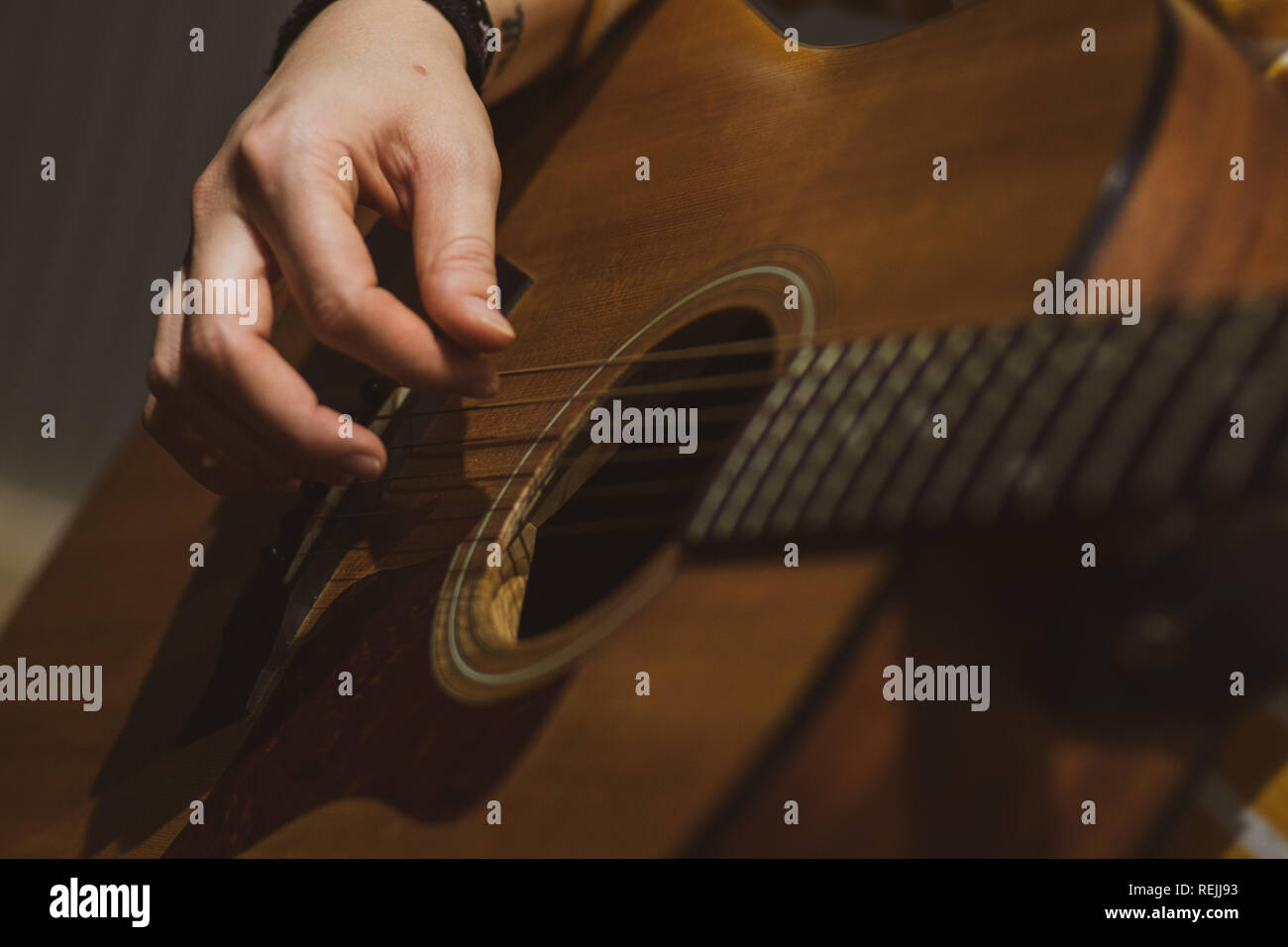 Guitar Picking, female hand, acoustic guitar Stock Photo Alamy