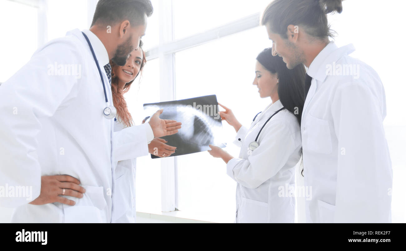 group of doctors discussing an xray Stock Photo Alamy