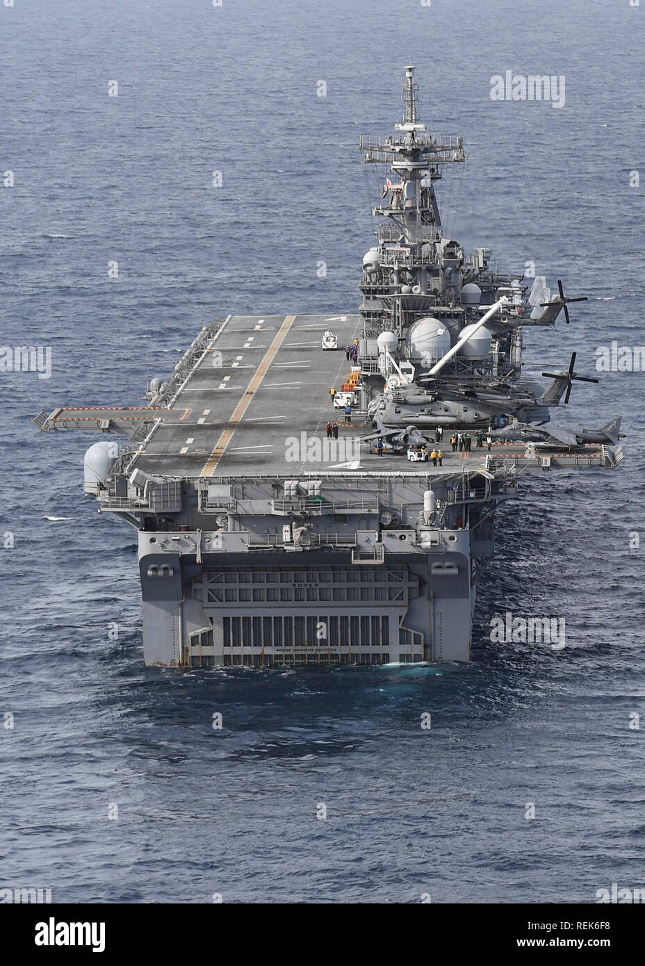 190120-N-PM193-1192   PACIFIC OCEAN (Jan. 20, 2019) Amphibious assault ship USS Boxer (LHD 4) transits the eastern Pacific Ocean. Boxer is underway while conducting routine operations as a part of USS Boxer Amphibious Ready Group (ARG). (U.S. Navy photo by Mass Communication Specialist 3rd Class Alexander C. Kubitza) Stock Photo