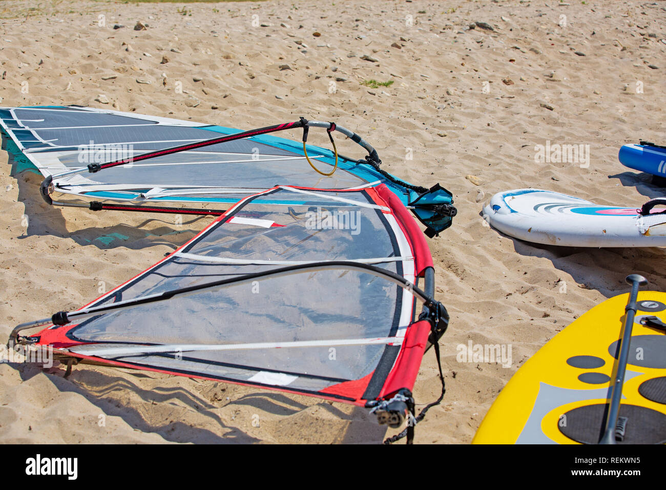 Windsurfing board with sail lying on the sand Stock Photo Alamy