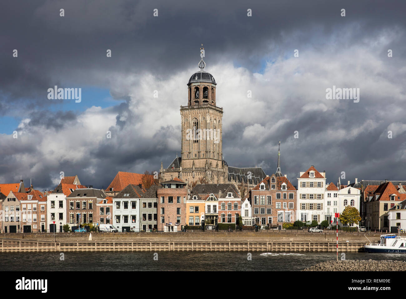 River in city sky architecture hi-res stock photography and images - Alamy