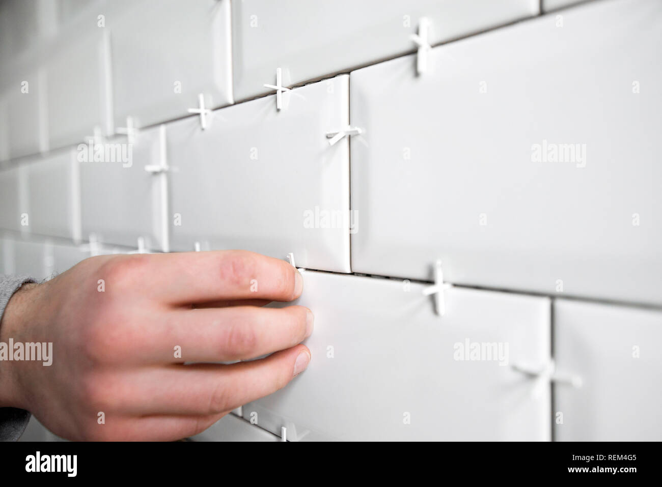 Tile Raking Out Taking Out Tile _ 4 Ways to Update Bathroom Tile Without Replacing It ...