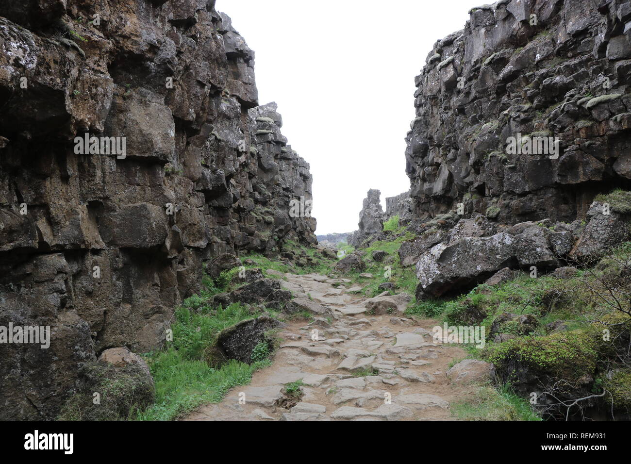 steiniger Weg durch zwei Steinwände hindurch in Thingvellir in Island an dem zwei Erdplatten angrenzen, Iceland Stock Photo