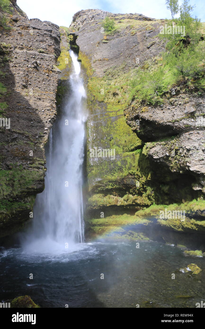 Wasserfall im moosigem Gestein Island Stock Photo