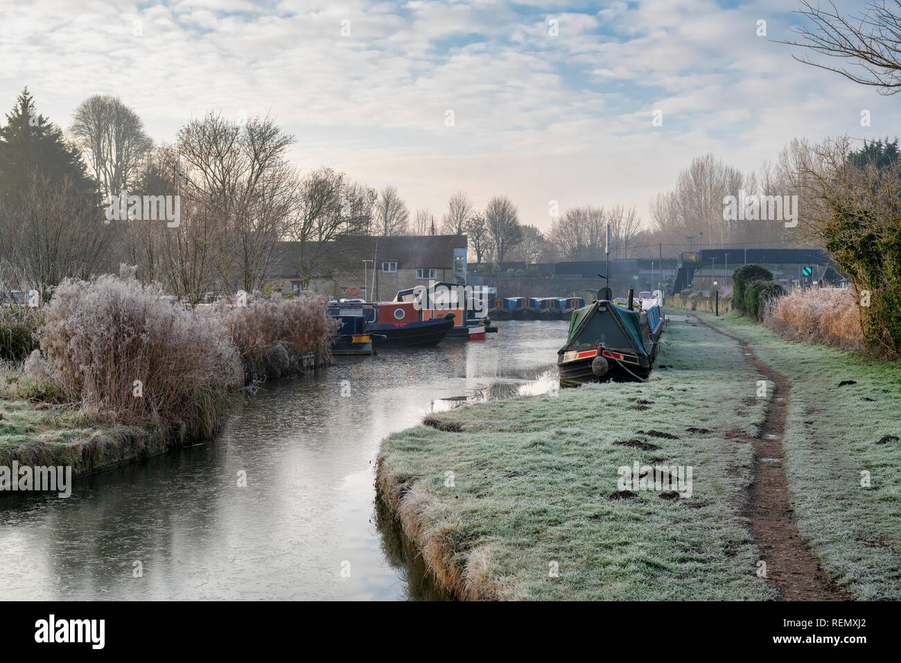Narrowboats on the oxford canal on a frosty January morning. Heyford Wharf, Lower Heyford, Bicester, Oxfordshire, England Stock Photo