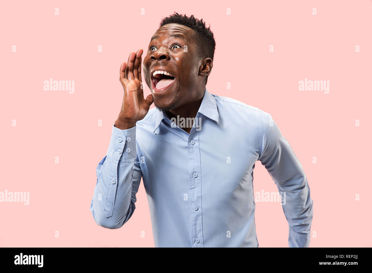 Do not miss. Young casual man shouting. Shout. Crying emotional man  screaming on pink studio background. male half-length portrait. Human  emotions, facial expression concept. Trendy colors Stock Photo - Alamy