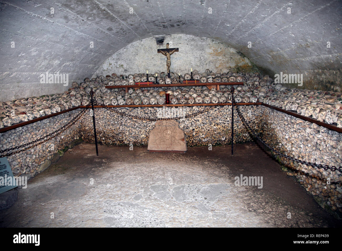 Austria Europe Beinhaus in Hallstatt , ossuary of painted skulls Stock ...