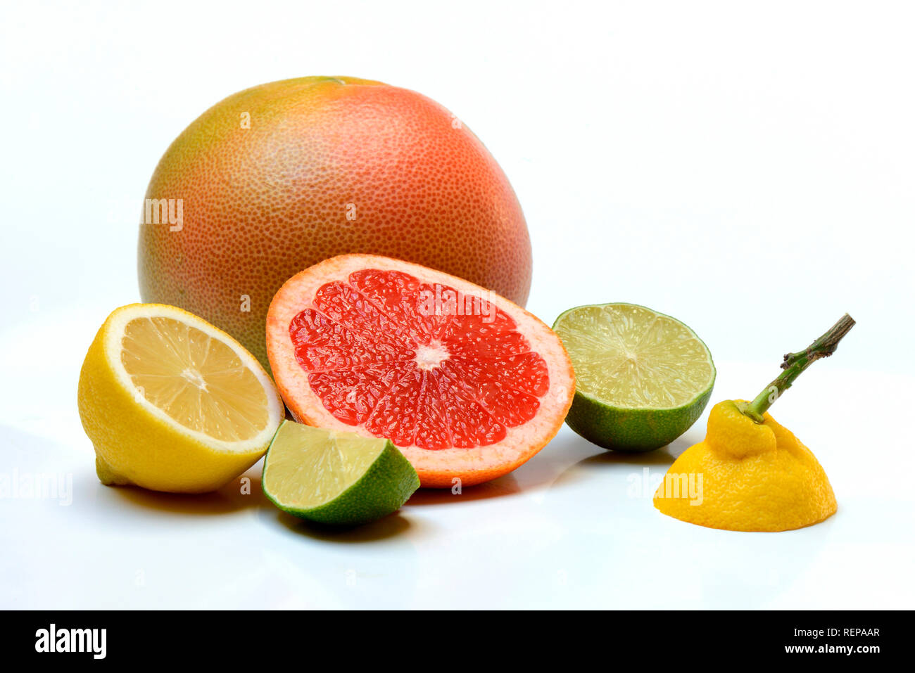 Pomelo, rote Grapefruit,  Limette, Zitrone, halbiert Stock Photo