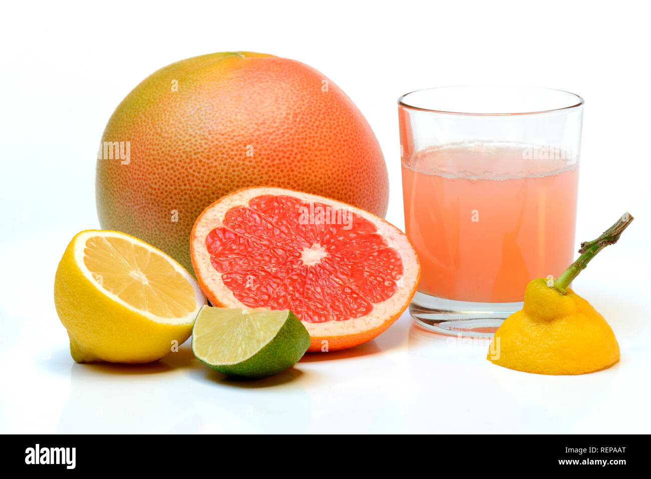 Glas mit Zitrussaft, Pomelo, rote Grapefruit, Limette, Zitrone Stock Photo