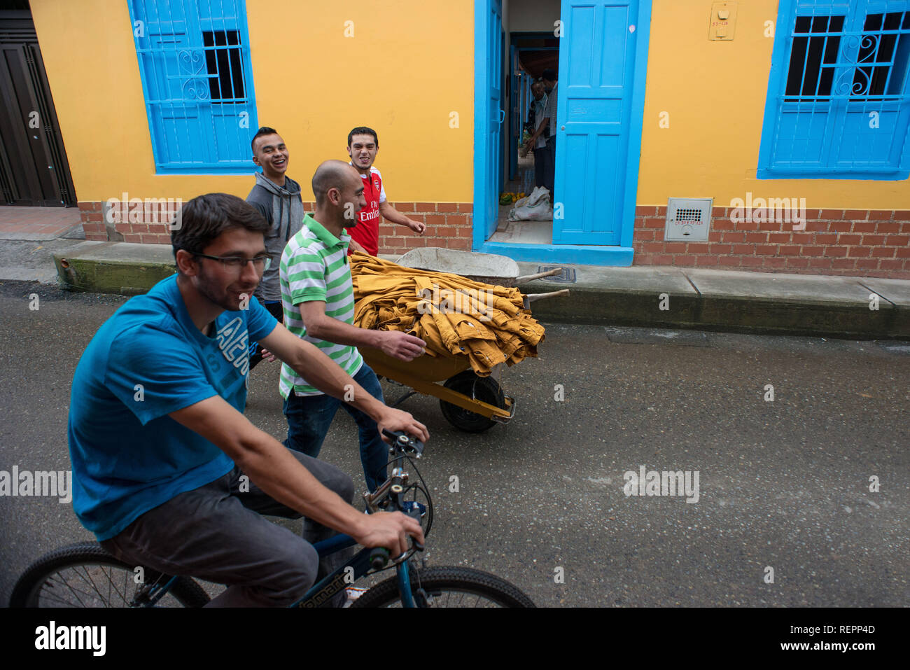 Donmatias, Antioquia: Young people carry new trousers in a wheelbarrow Stock Photo