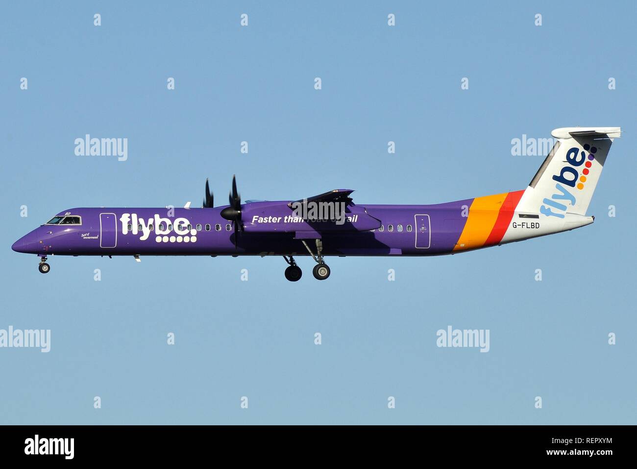 FLYBE BOMBARDIER DHC-8-Q400 REGIONAL AIRLINER Stock Photo