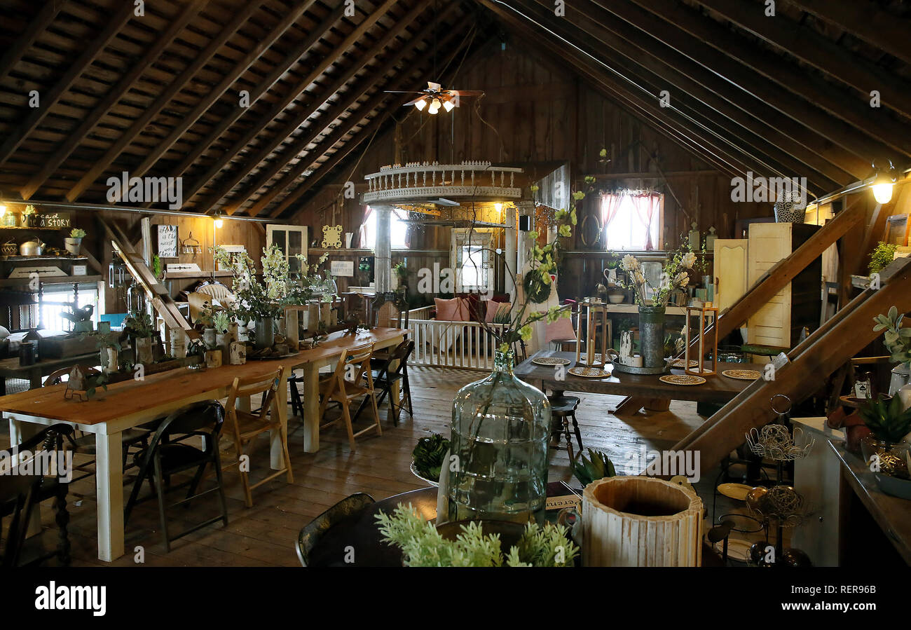 Grandview, Iowa, USA. 21st Jan, 2019. The upper level of the barn features multiple table built