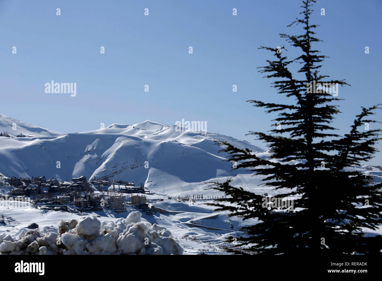 (190122) -- BEIRUT, Jan. 22, 2019 (Xinhua) -- Photo taken on Jan. 22, 2019 shows the snow-covered Faraya, a resort town in Lebanon. The storms hit Lebanon in the past month, bringing snow to several towns and areas lying 700 meters or more above sea level. (Xinhua/Bilal Jawich) Stock Photo
