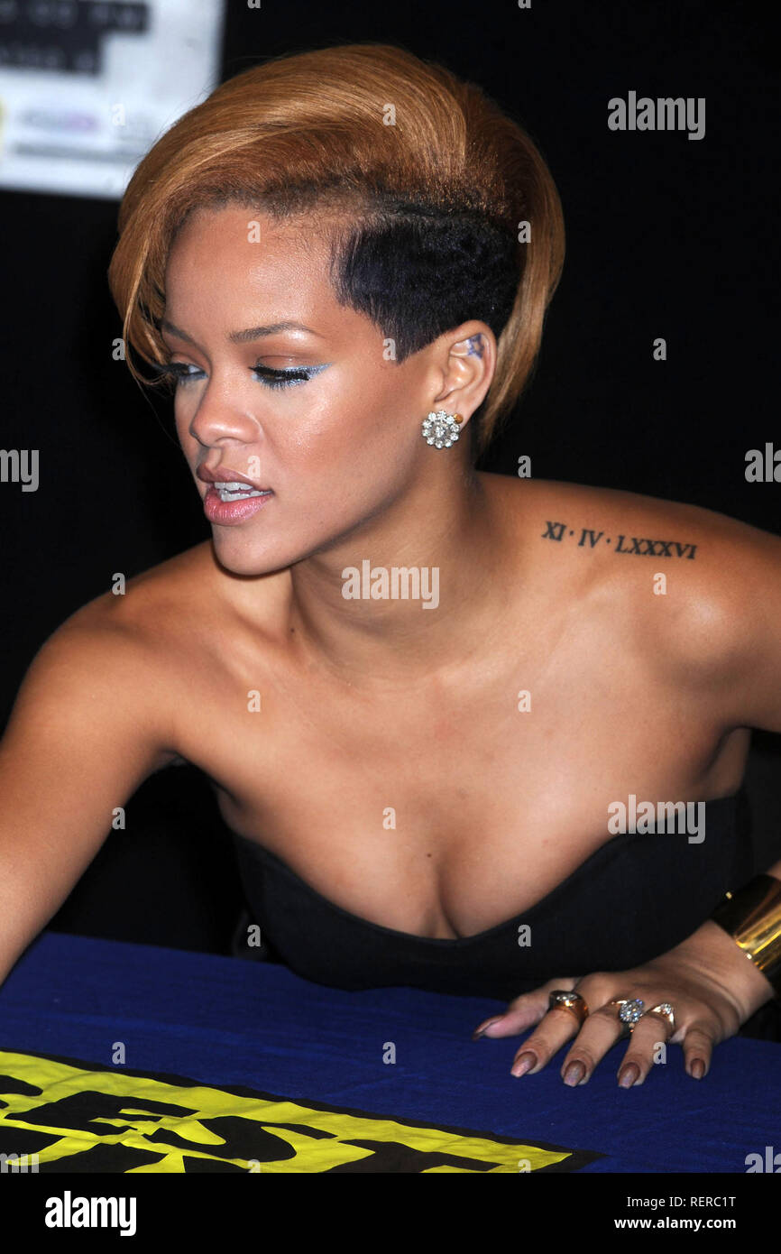 Rihanna, Chris Brown laughing together at LA Lakers NBA game, December 2012  Stock Photo - Alamy