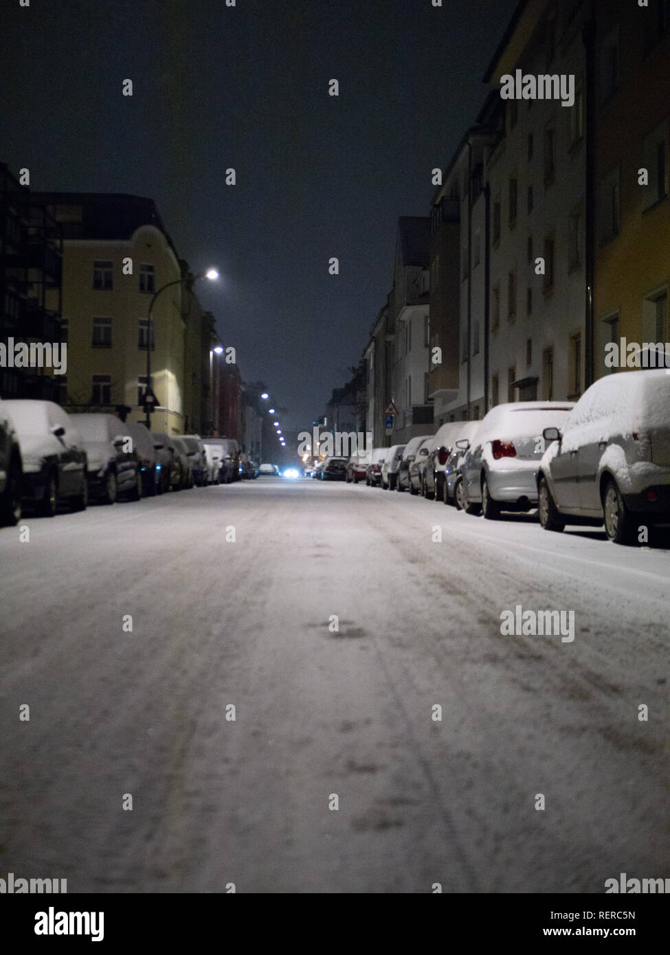 Cologne, Germany. 23rd Jan 2019.  Streets of Cologne covered in snow. First snowfall in 2019. Credit: Frederik Löwer/Alamy Live News Stock Photo