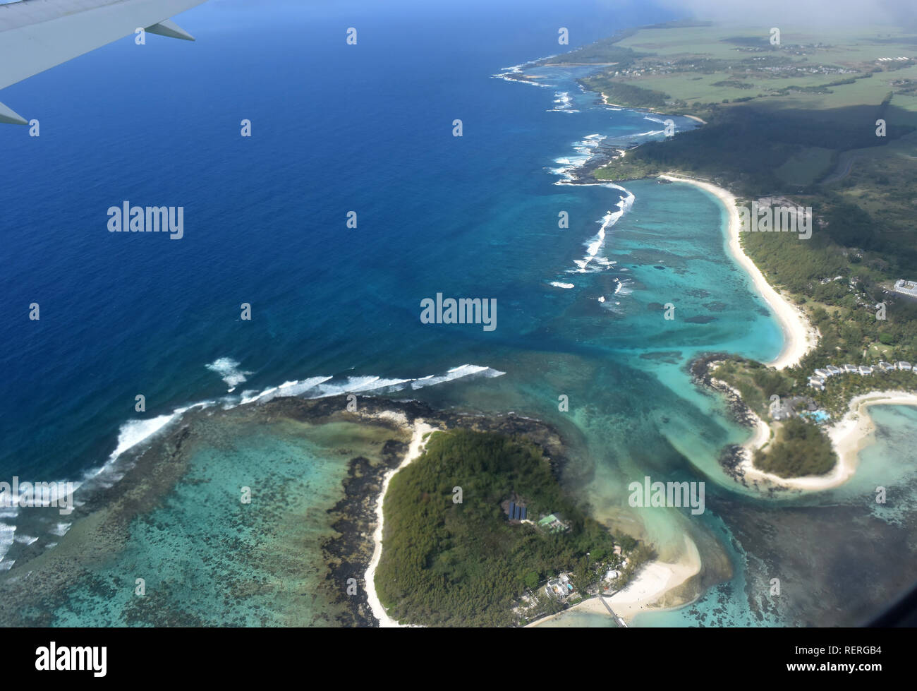 Blue Bay, Mauritius. 18th Nov, 2017. The Blue Bay Marine Park (front) with the La Cambuse Public Beach (right) and the Ilot Des Deux Cocos (below middle) on the island Mauritius in the Indian Ocean. Credit: Holger Hollemann/dpa/Alamy Live News Stock Photo