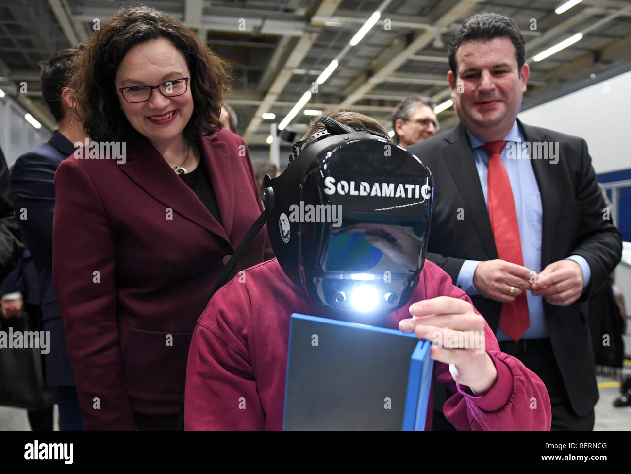 23 January 2019, Saxony, Zwickau: Andrea Nahles, Chairwoman of the SPD, and Hubertus Heil (SPD, r), Federal Minister of Labor, inform themselves about virtual welding at the Volkswagen plant in Zwickau with employee Stephan Brauer. The two politicians were in Zwickau for talks concerning the conversion of the plant into a purely electric vehicle location. With the E-Auto ID, Volkswagen plans to produce the first fully electric series-produced car from November 2019. Photo: Hendrik Schmidt/dpa-Zentralbild/dpa Stock Photo