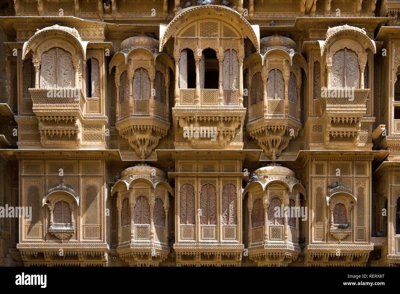 Clerestory windows and balconies of the Patwon or Patwa ki Haveli Palace, Jaisalmer, Thar Desert, Rajasthan, India, South Asia Stock Photo