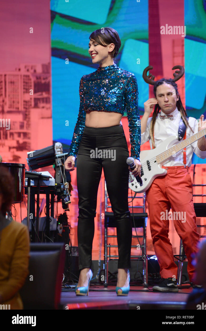 Simona Singer Italian jazz singer Simona Molinari performs on 'Quelli che il calcio ...